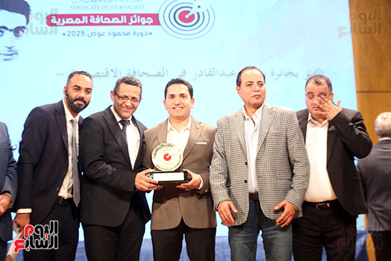 الزميل السيد زيادة لحظه تسلم جائزة النقابه