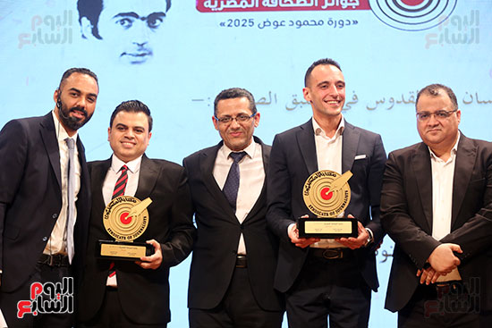 الزميل رامى نوار لحظه تسلم الجائزة