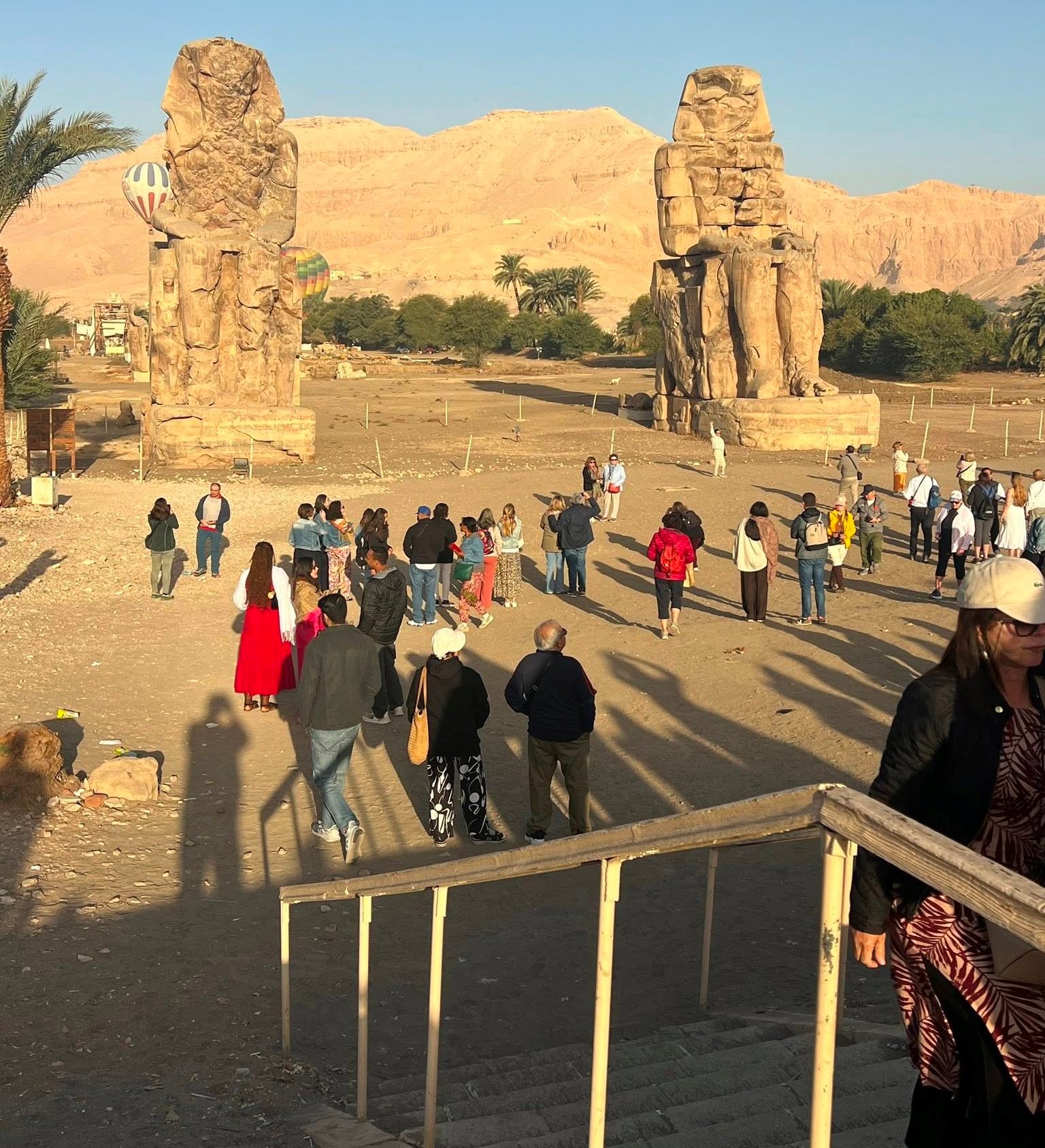 اقبال السائحين فى منطقة تمثالي ممنون غرب الأقصر