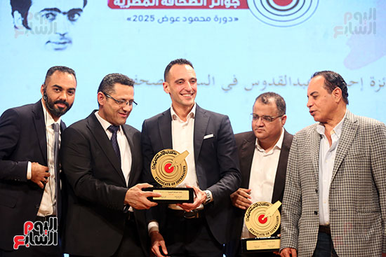 الزميل أحمد العدل يتسلم الجائزة