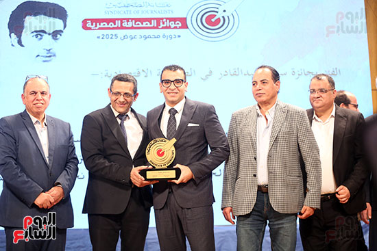 الزميل محمد سلمان يتسلم الجائزة