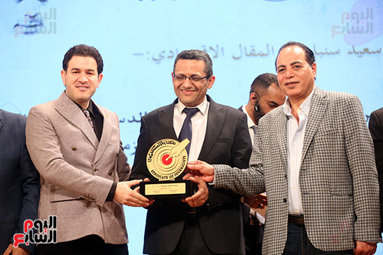 الزميل محمد طنطاوى لحظه تسلم الجائزة