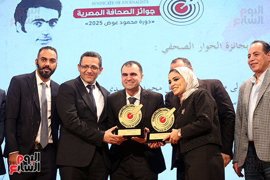 الزميل محمد الاحمدى يتسلم جائزة الحوار