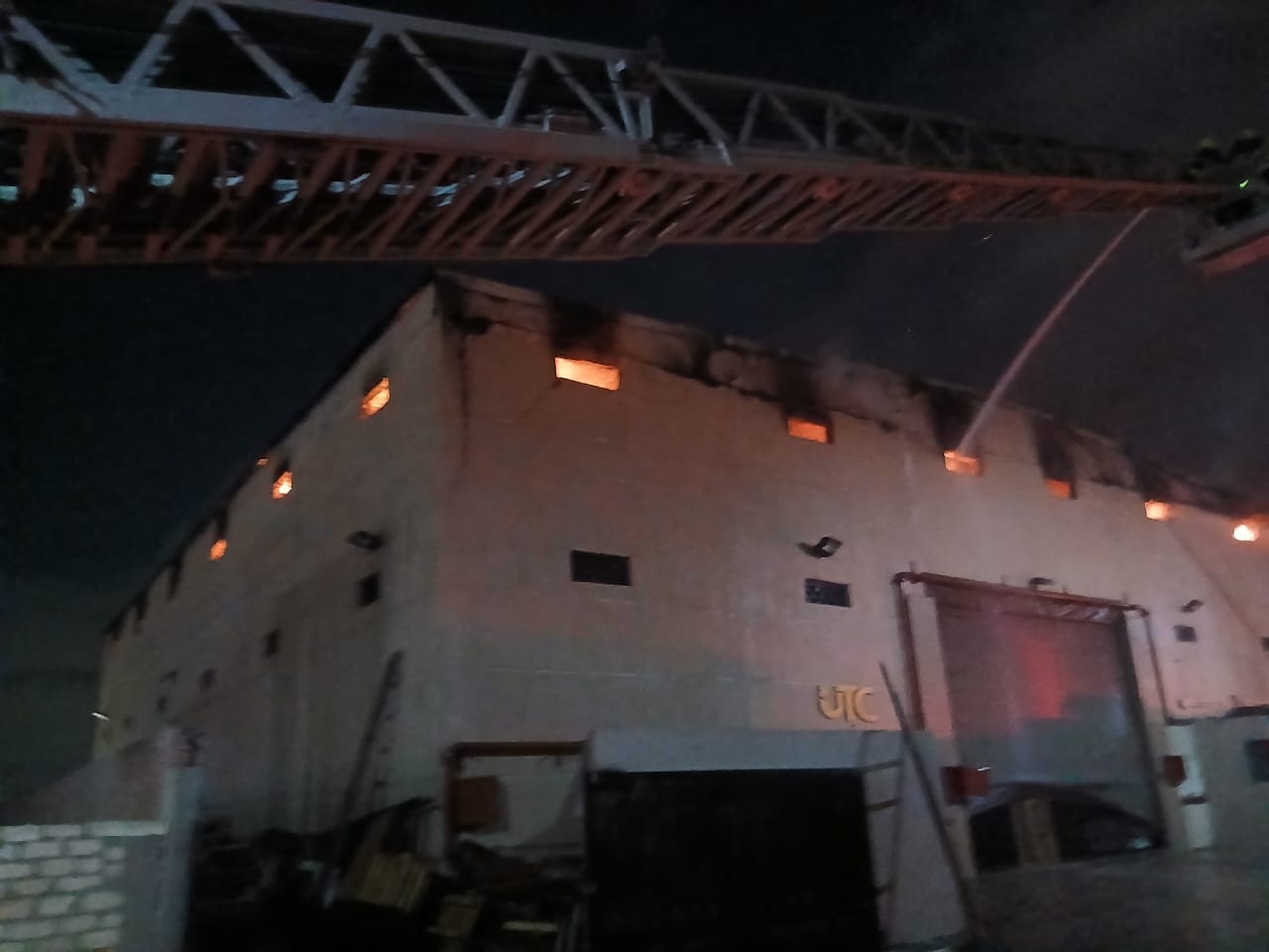 جانب من اعمال السيطرة على الحريق جانب من اعمال السيطرة على الحريق