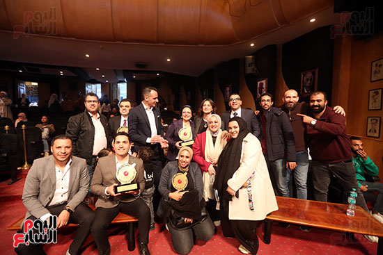 الزملاء عقب تسلم الجوائز