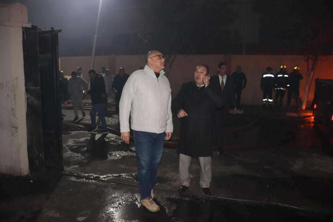 محافظ القليوبية ومدير الامن بموقع الحريق محافظ القليوبية ومدير الامن بموقع الحريق