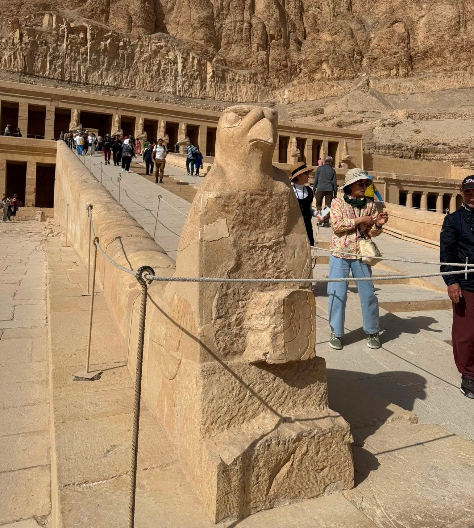 اقبال السائحين فى معبد الملكة حتشبسوت