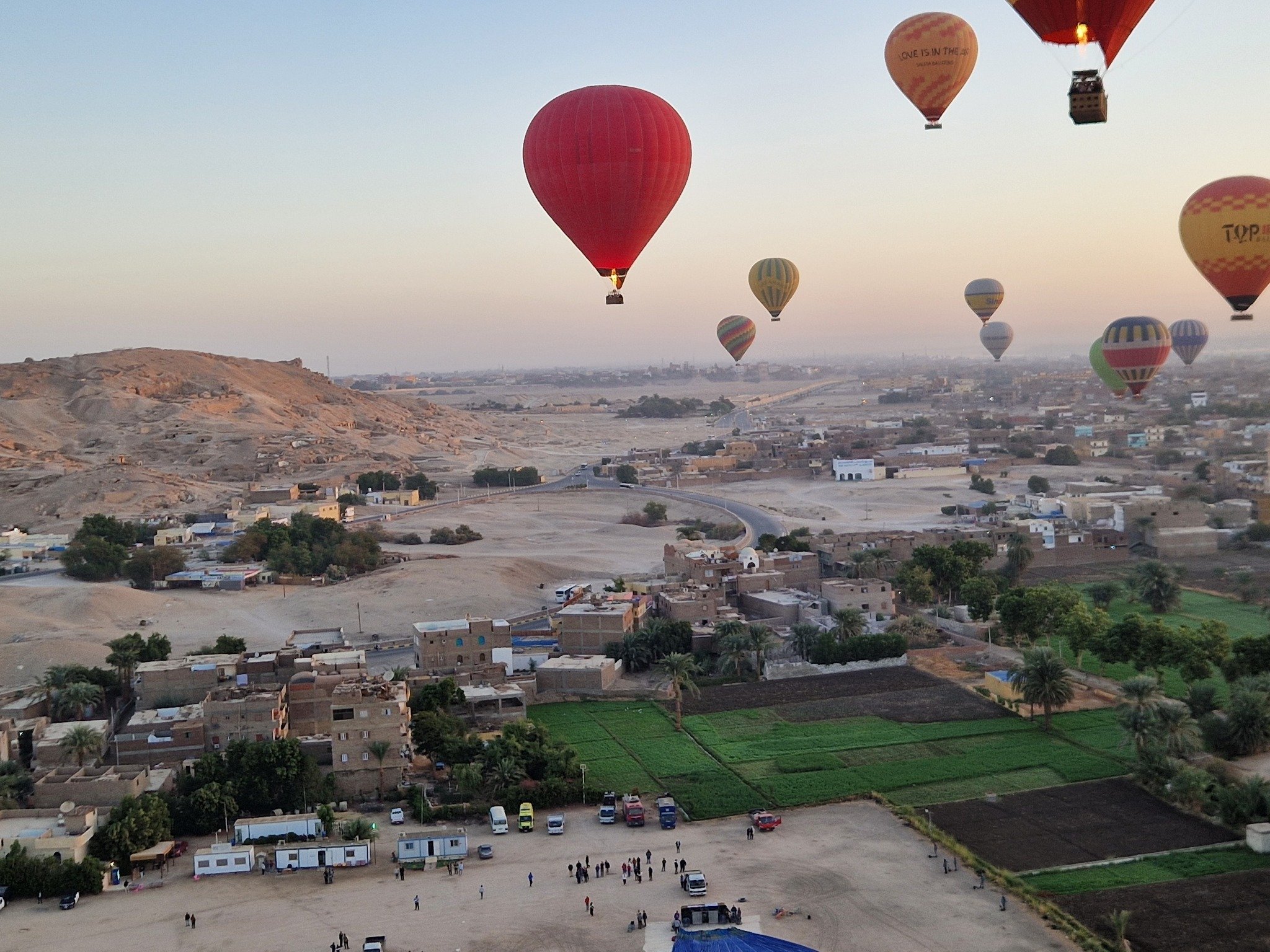 جانب من تحليق رحلات البالون الطائر غرب الأقصر