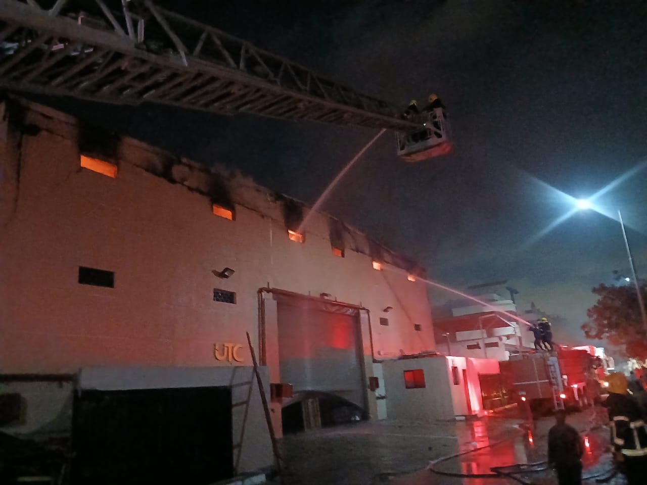 خلال السيطرة على الحريق خلال السيطرة على الحريق