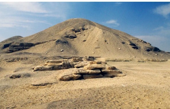 بقايا هرم أمنمحات الأول