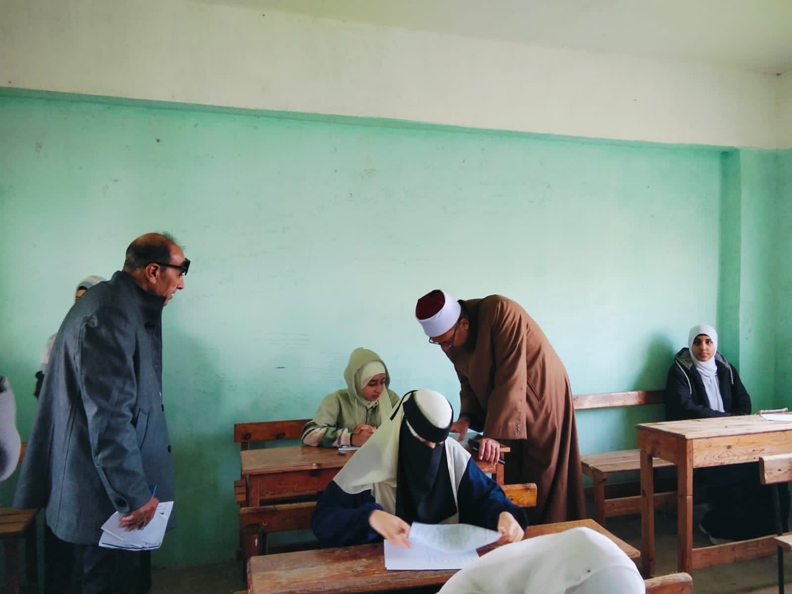 رئيس المنطقة الأزهر بكفر الشيخ يتفقد سير اللجان بمعاهد الرياض التعليمية الأزهرية