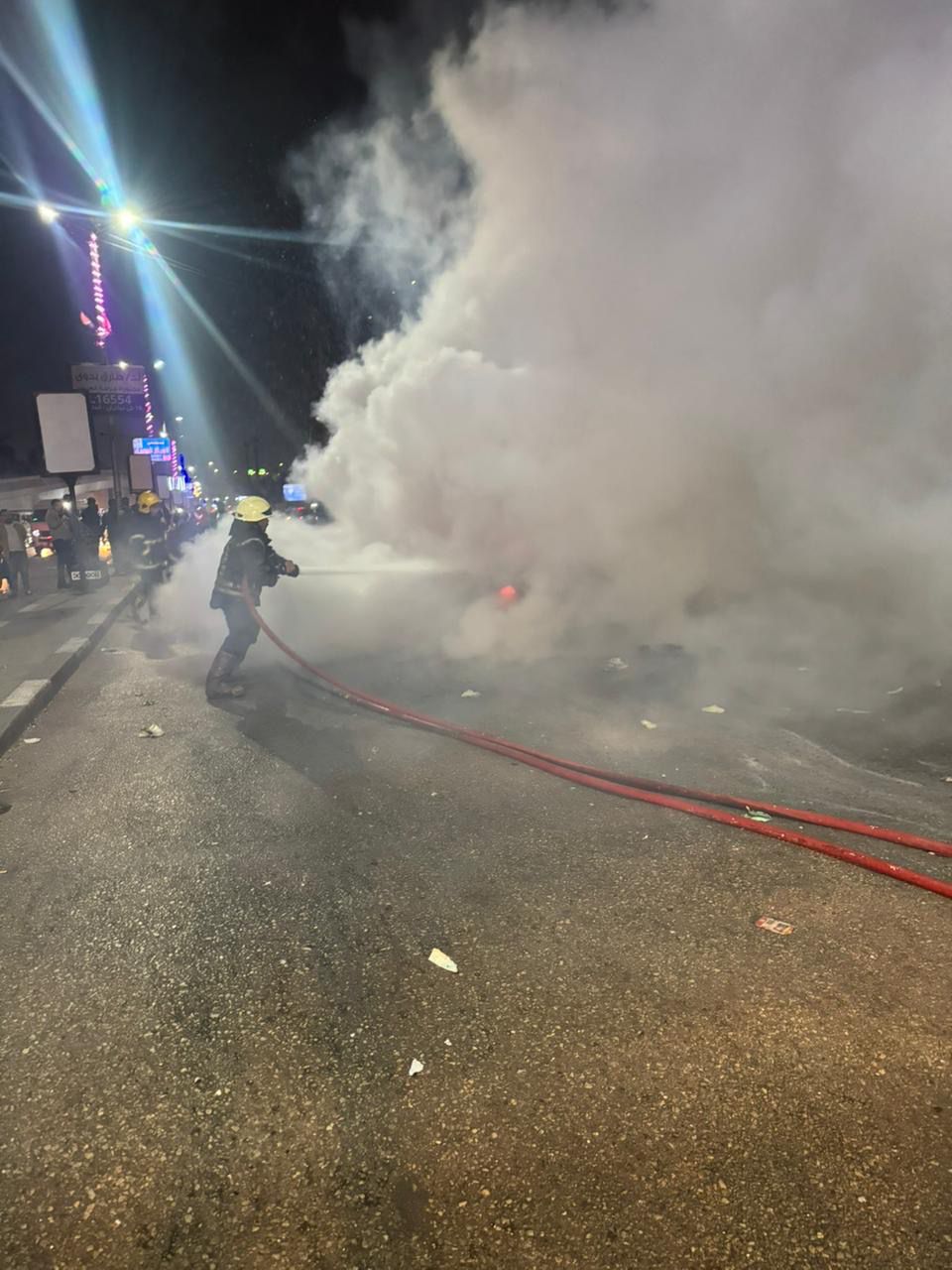 اخماد حريق سيارة