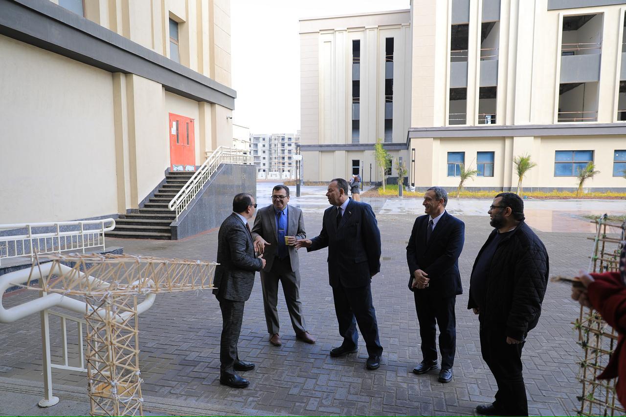 رئيس الجامعة وعمداء الكليات