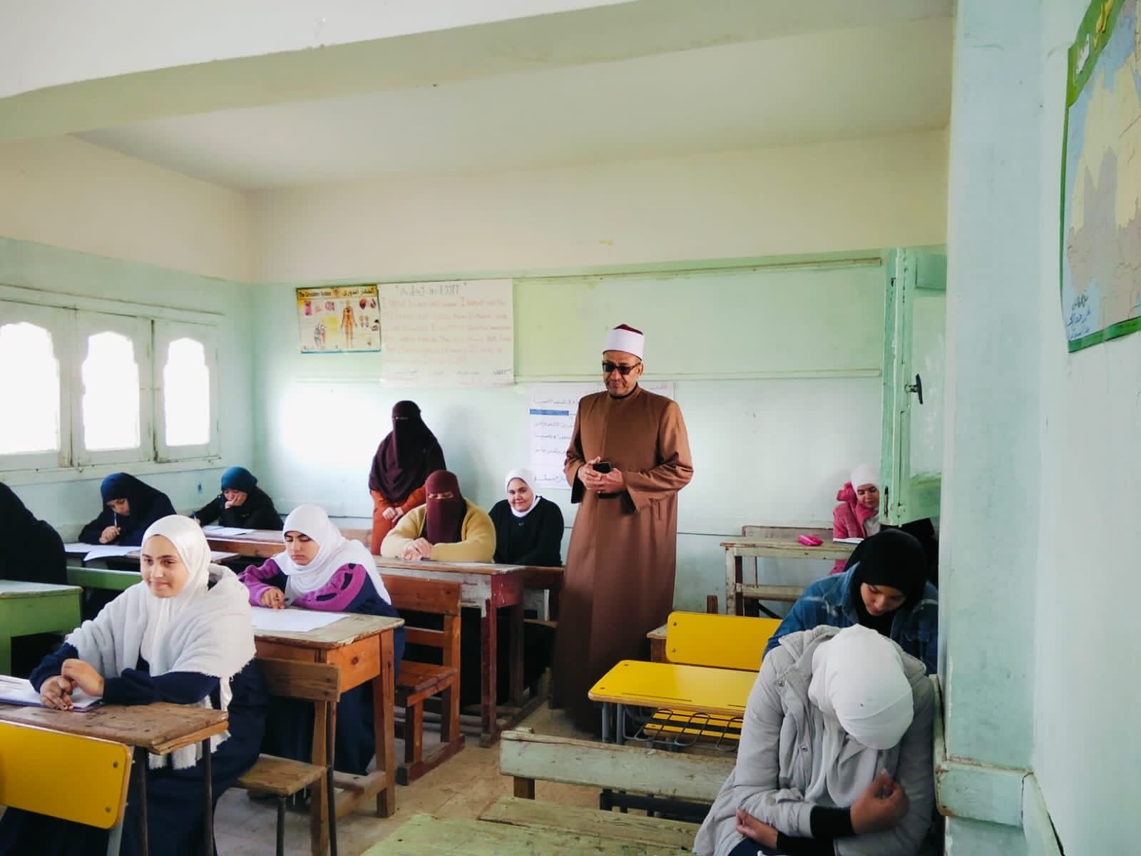 تفقد رئيس الإدارة المركزية لمنطقة كفر الشيخ الأزهرية للجان الإمتحانات