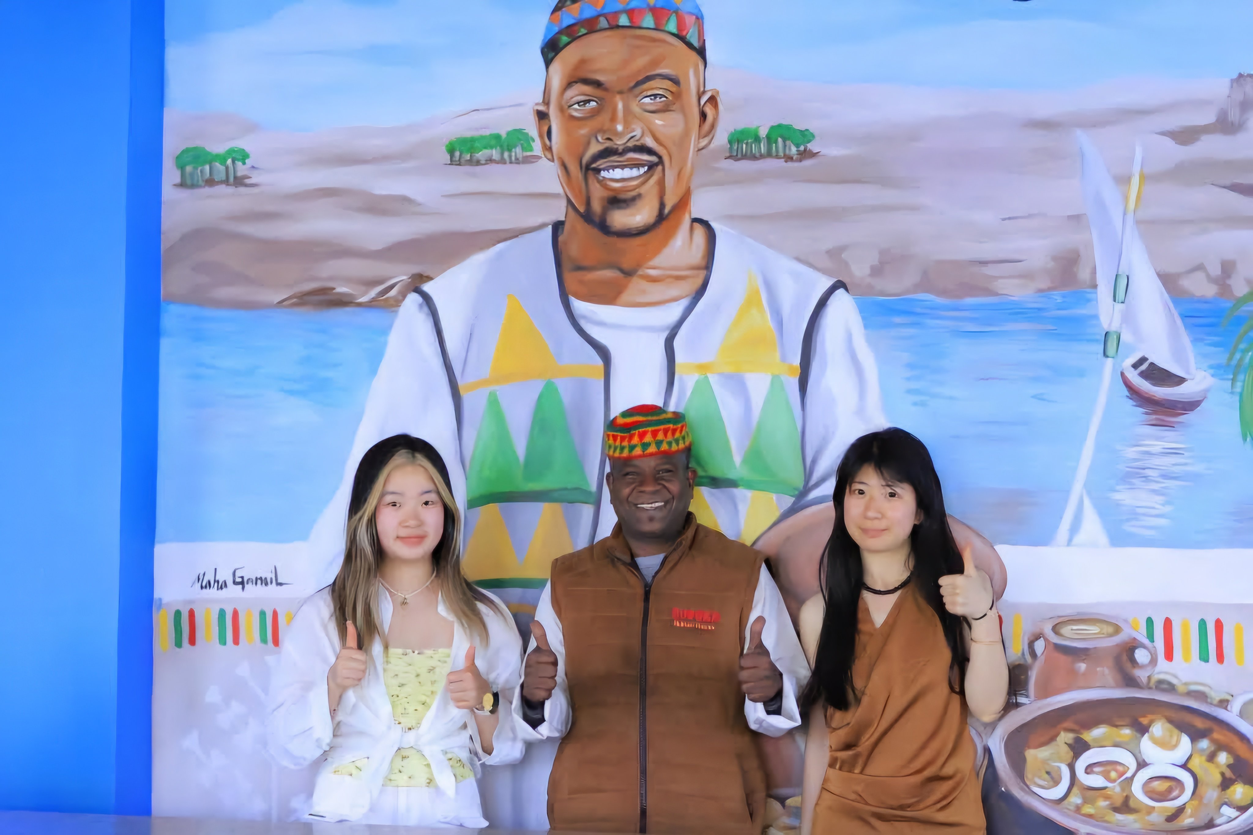 أهل النوبة مع الزوار الأجانب أهل النوبة مع الزوار الأجانب