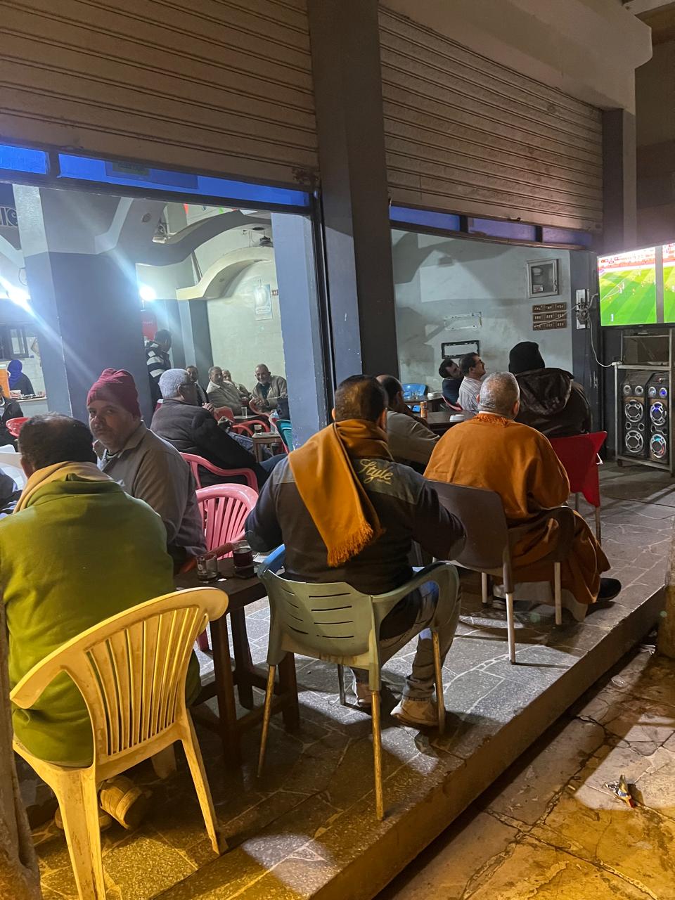 المواطنين يتابعون لقاءات المنتخب