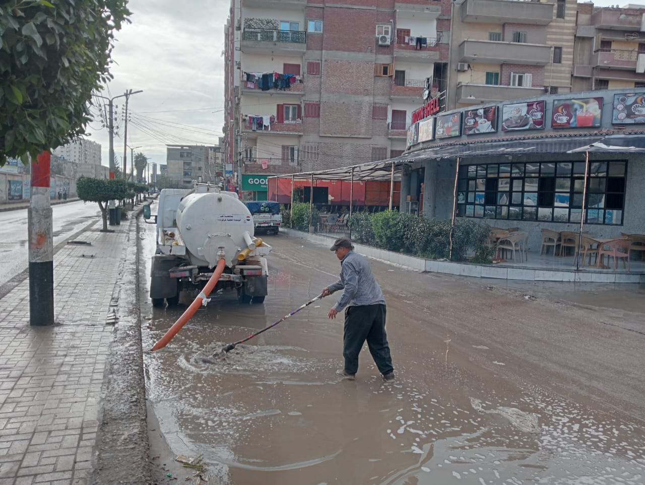 رفع مياه الأمطار بغرب كفر الشيخ