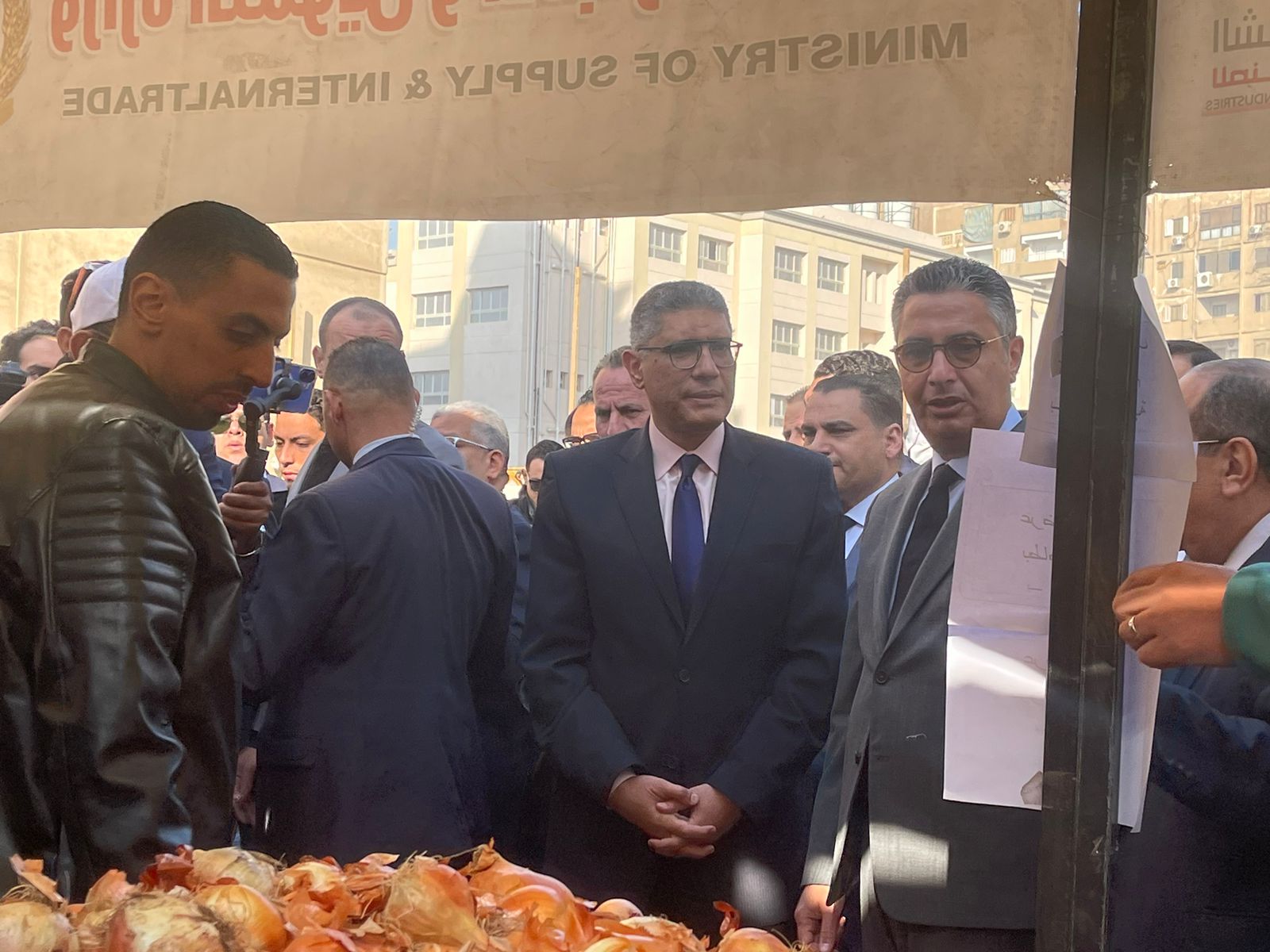 وزير التموين ومحافظ الجيزة بسوق اليوم الواحد فى فيصل