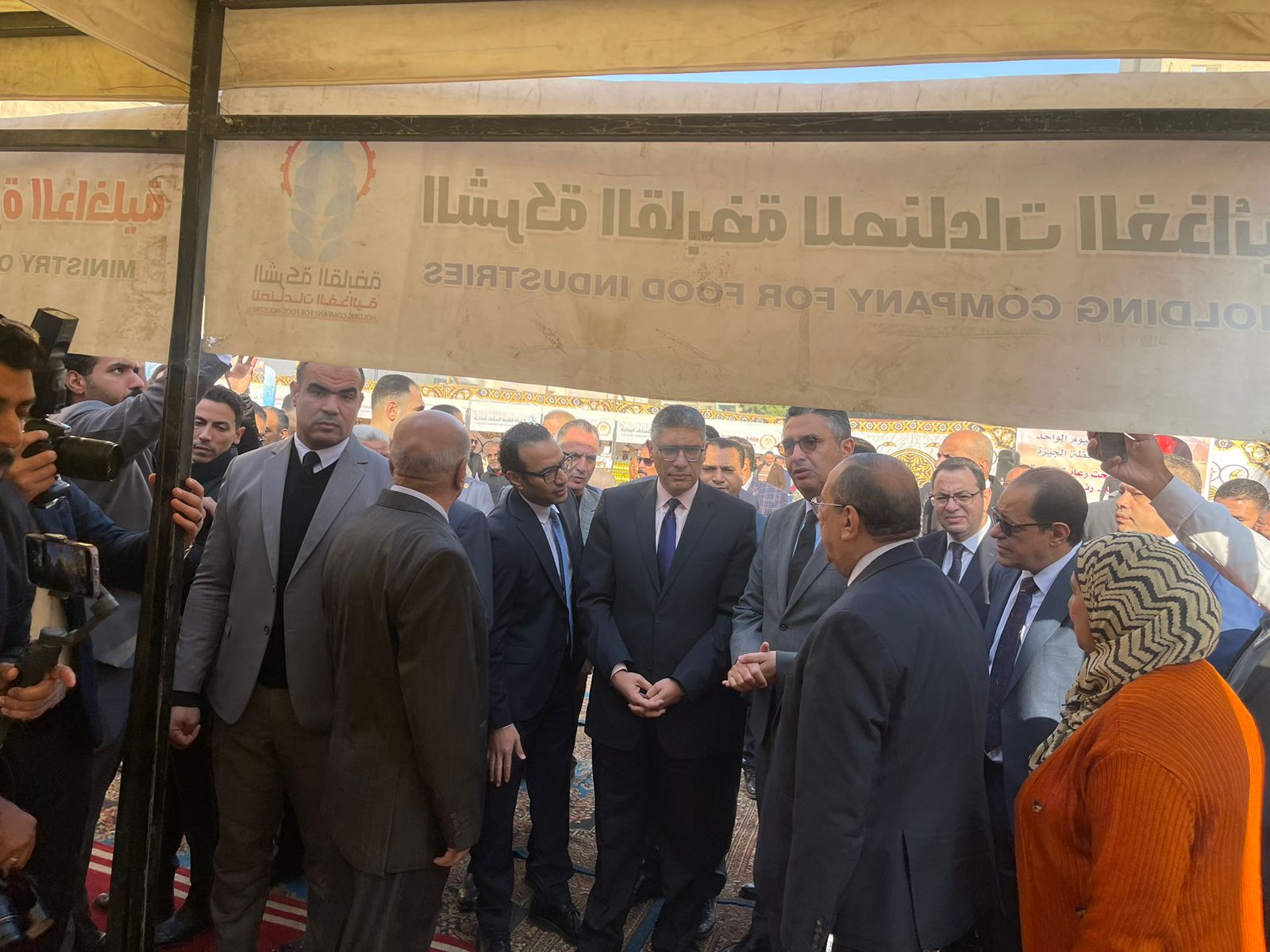 وزير التموين ومحافظ الجيزة يفتتحان سوق اليوم الواحد فى شارع فيصل