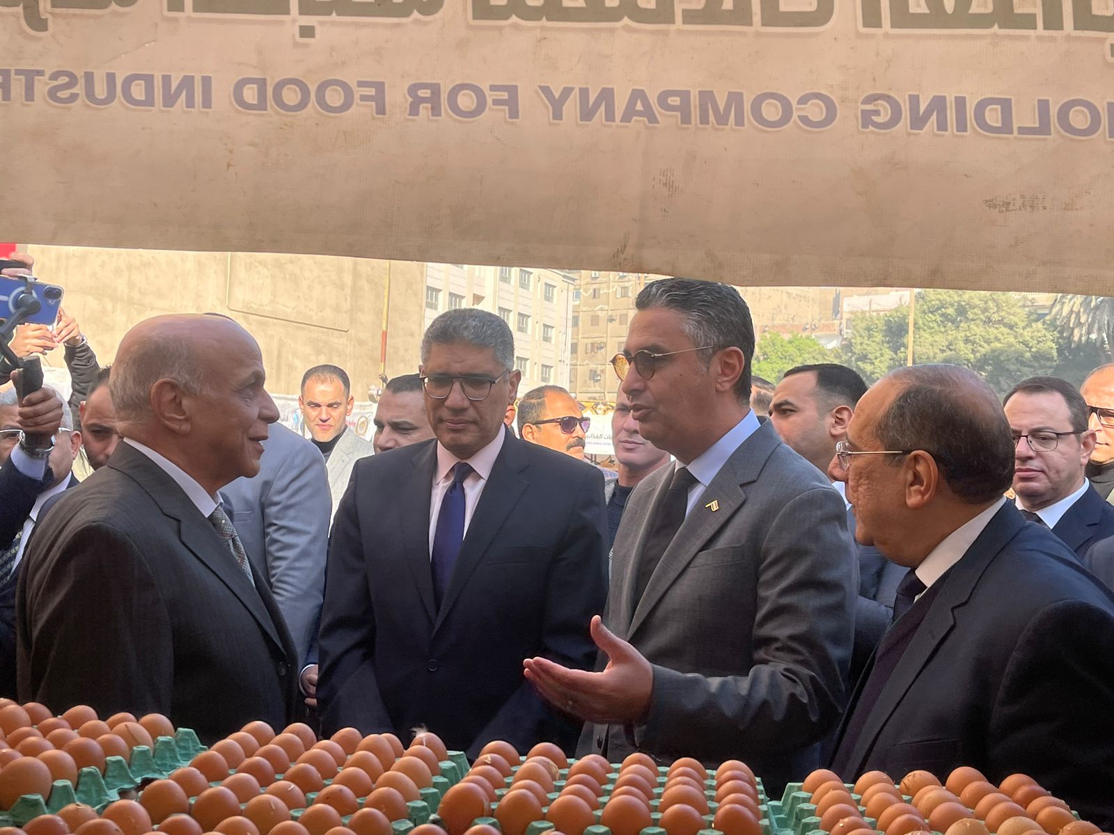 وزير التموين ومحافظ الجيزة يفتتحان سوق اليوم الواحد فى شارع فيصل.. صور