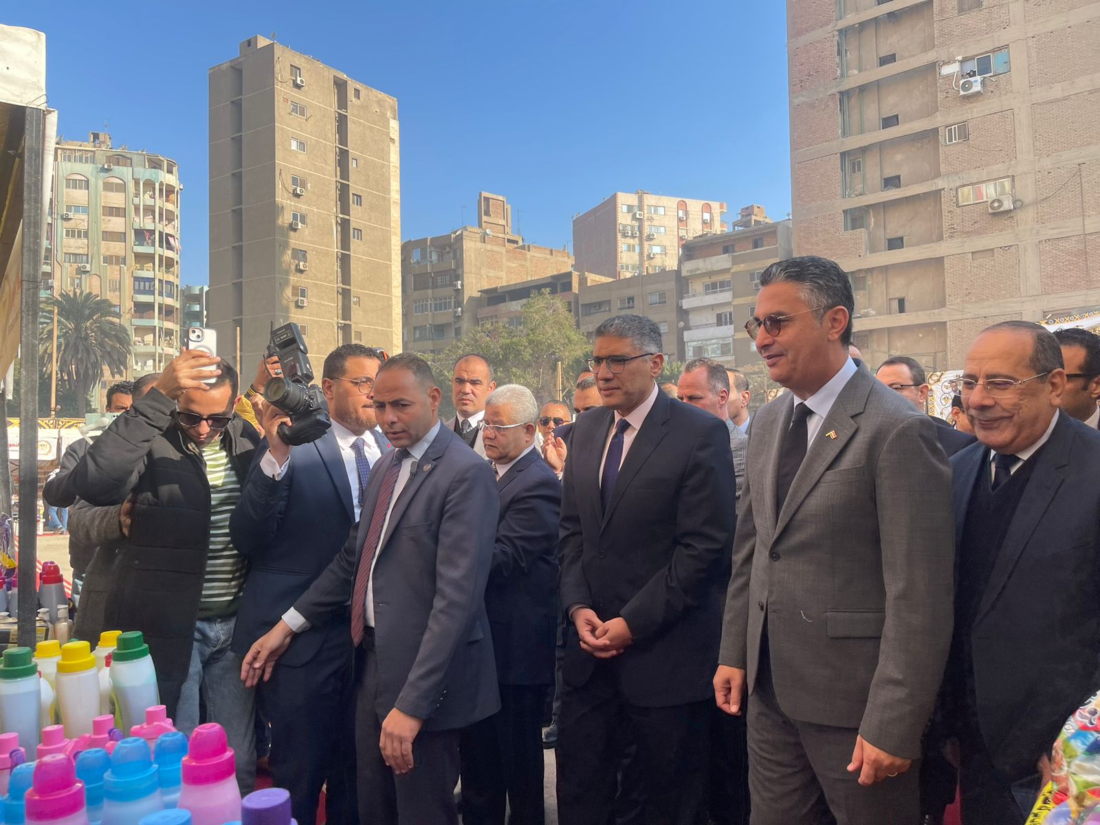 وزير التموين ومحافظ الجيزة يفتتحان سوق اليوم الواحد بفيصل