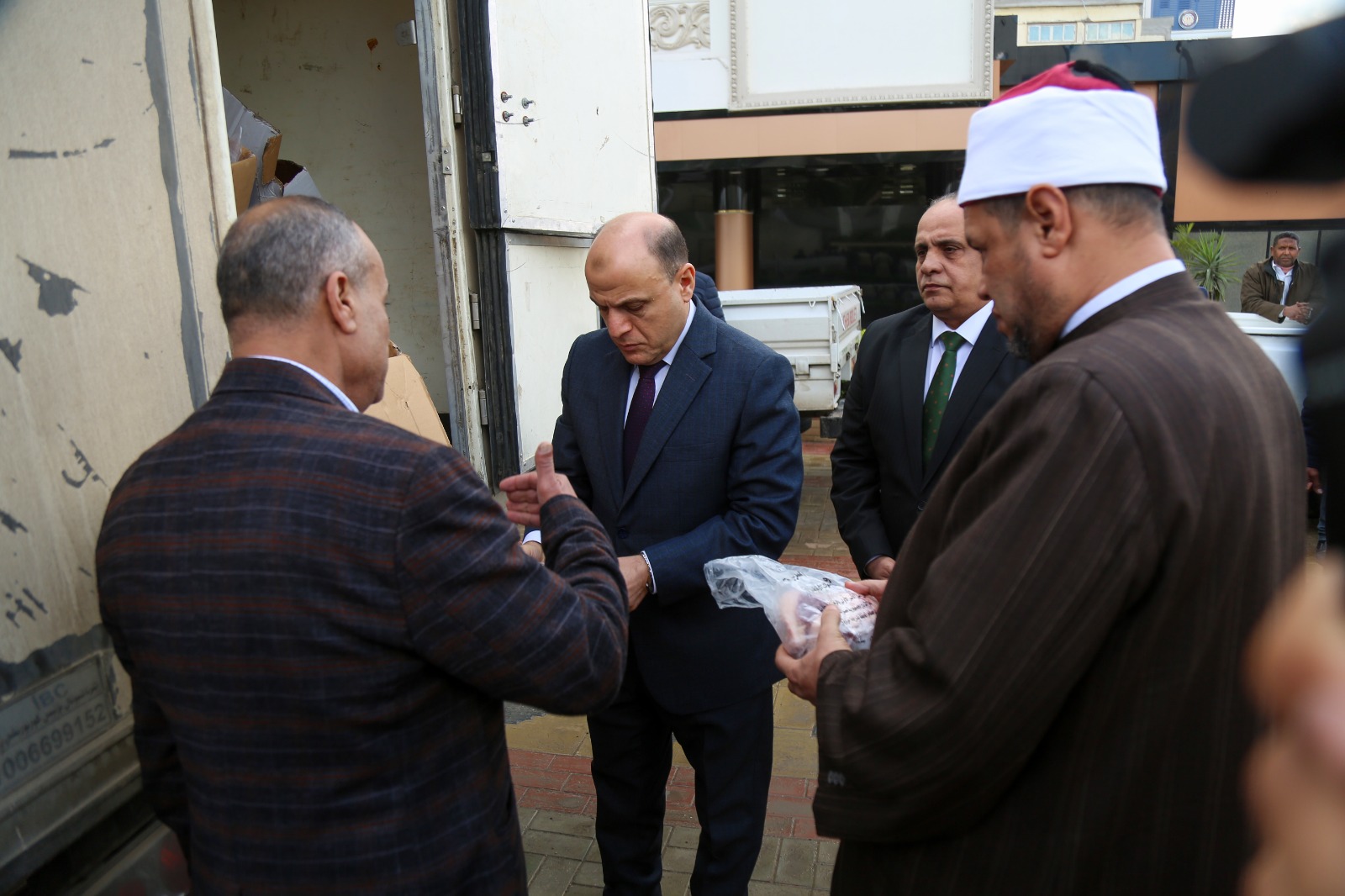 محافظ كفر الشيخ يتابع توزيع لحوم الأضاحي