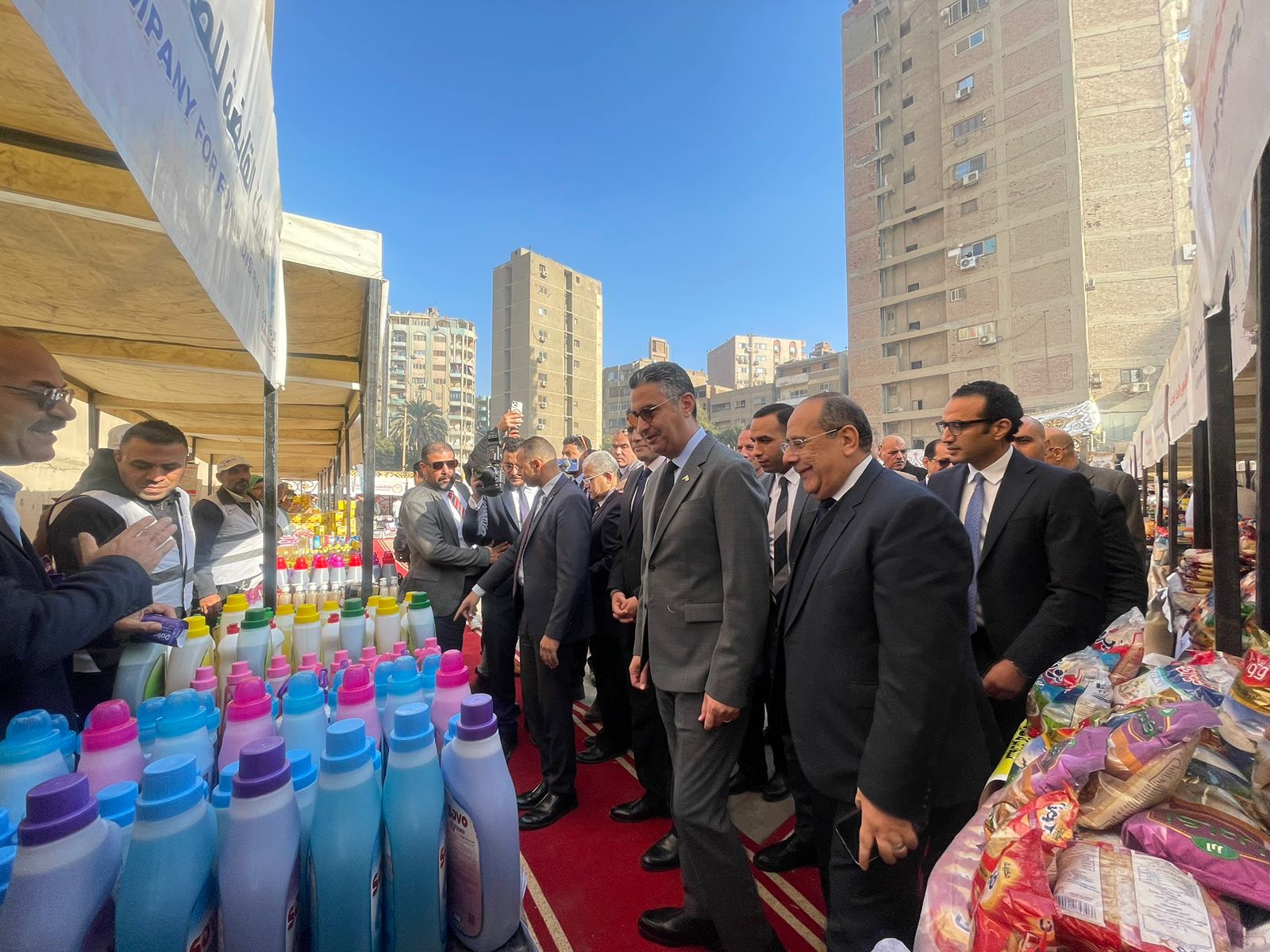 وزير التموين ومحافظ الجيزة يسوق اليوم الواحد فى شارع فيصل