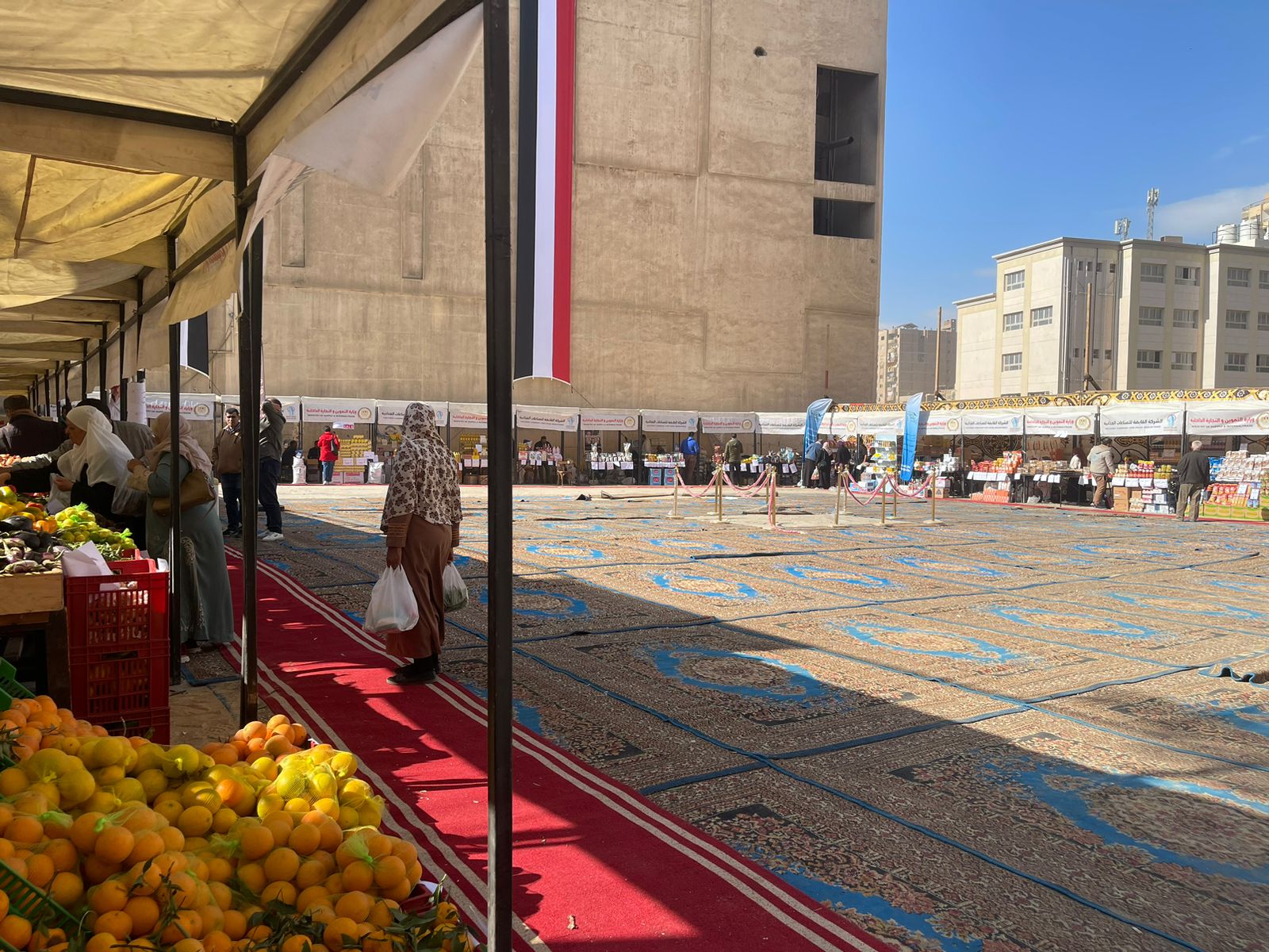 طرح خضروات وفواكه فى سوق اليوم الواحد