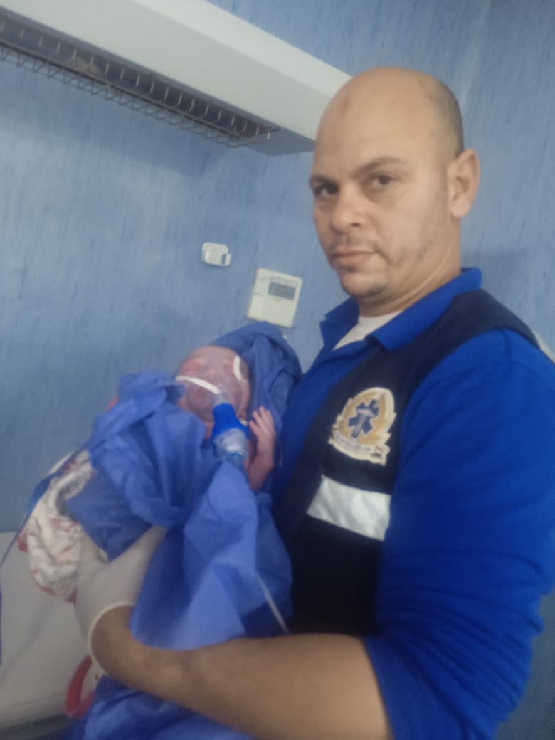 مسعف بنى سويف يساعد سيدة 