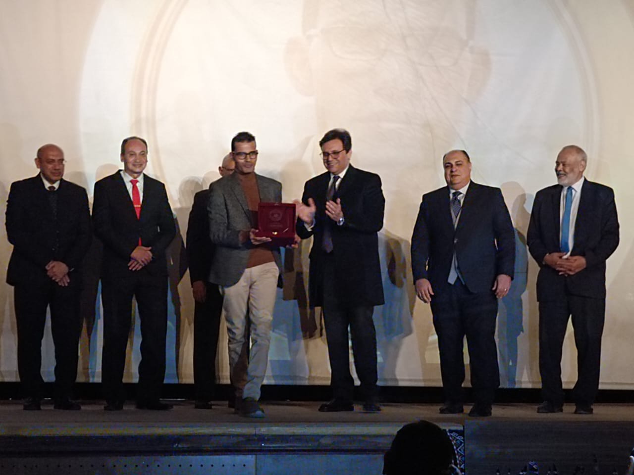 لحظة تكريم احمد الشريف