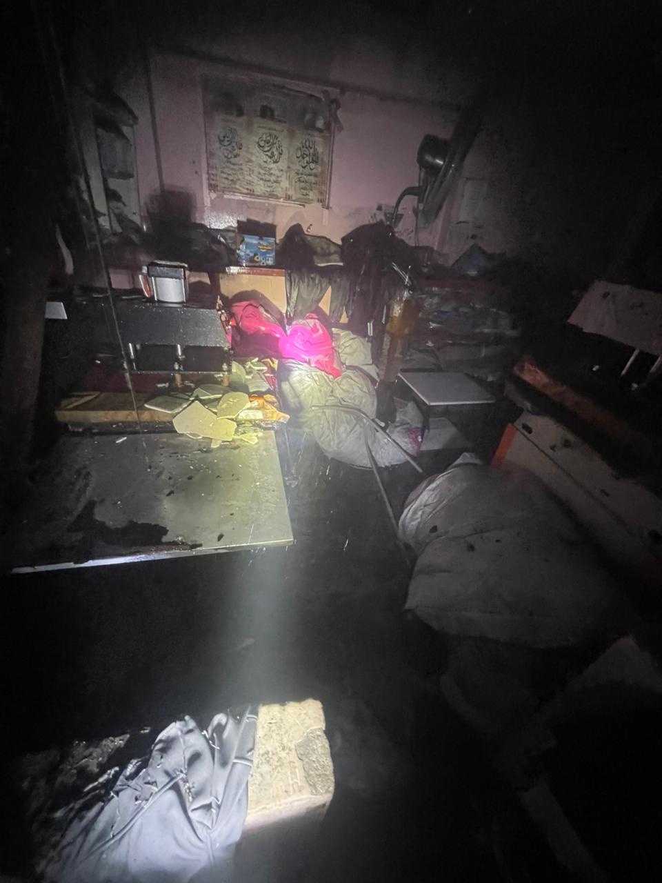 كميات محترقة داخل المكان