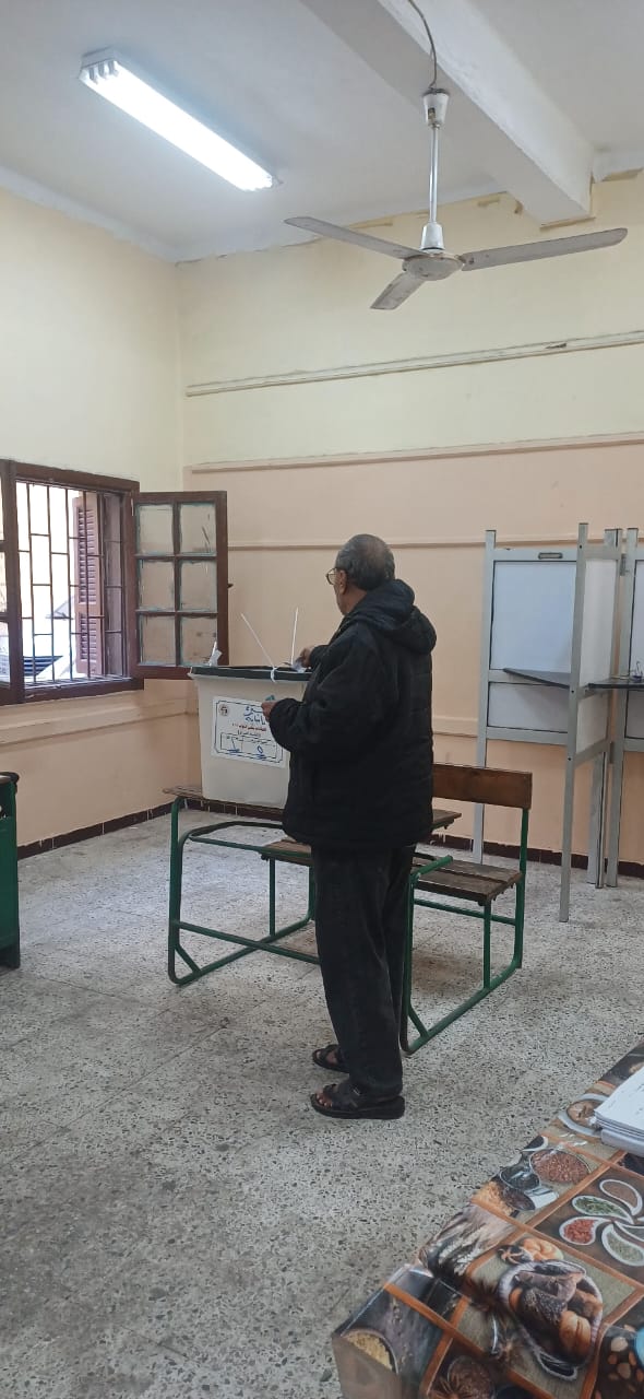 تزايد الإقبال على التصويت فى لجان الانتخاباية فى امبابة (3)