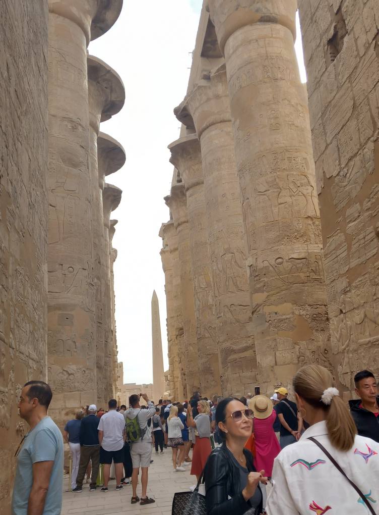 متعة سياح العالم فى قلب صالة الأعمدة الكبرى