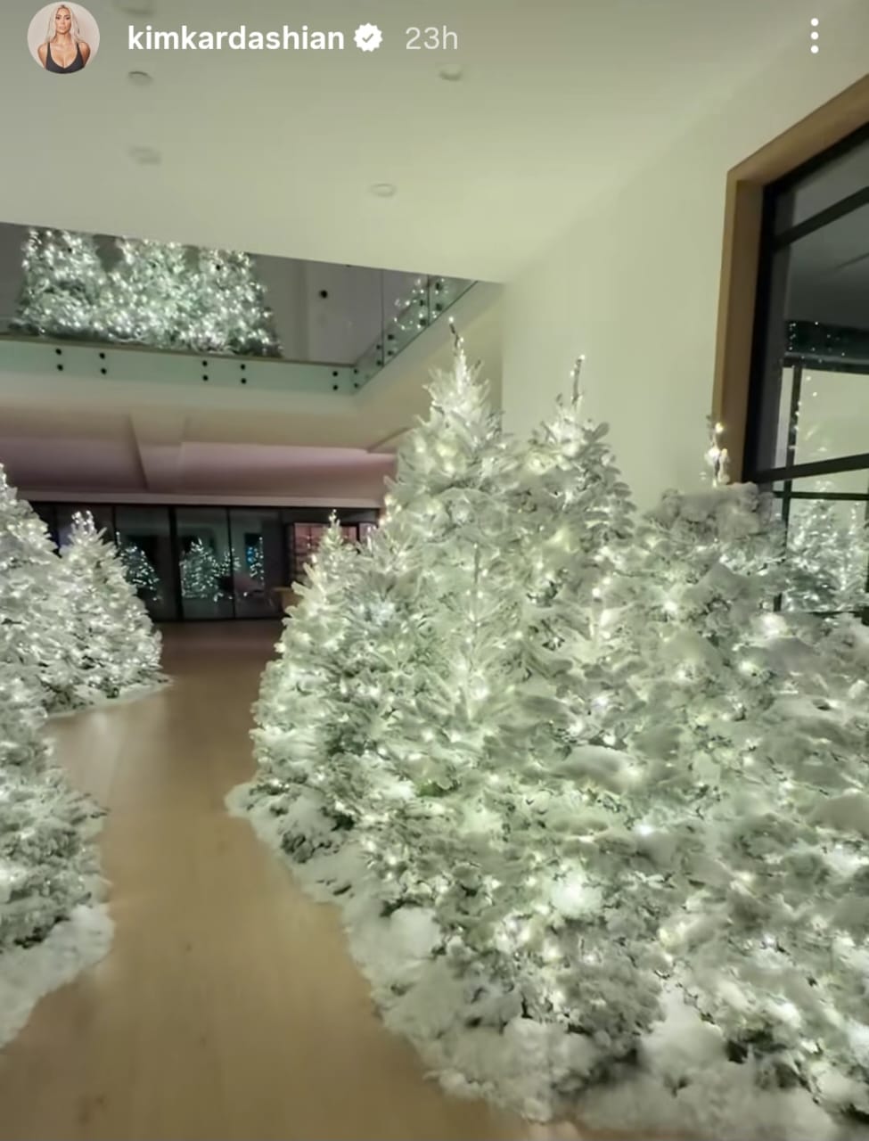 كيم كاردشيان تبدا احتفالات الكريسماس  (1)