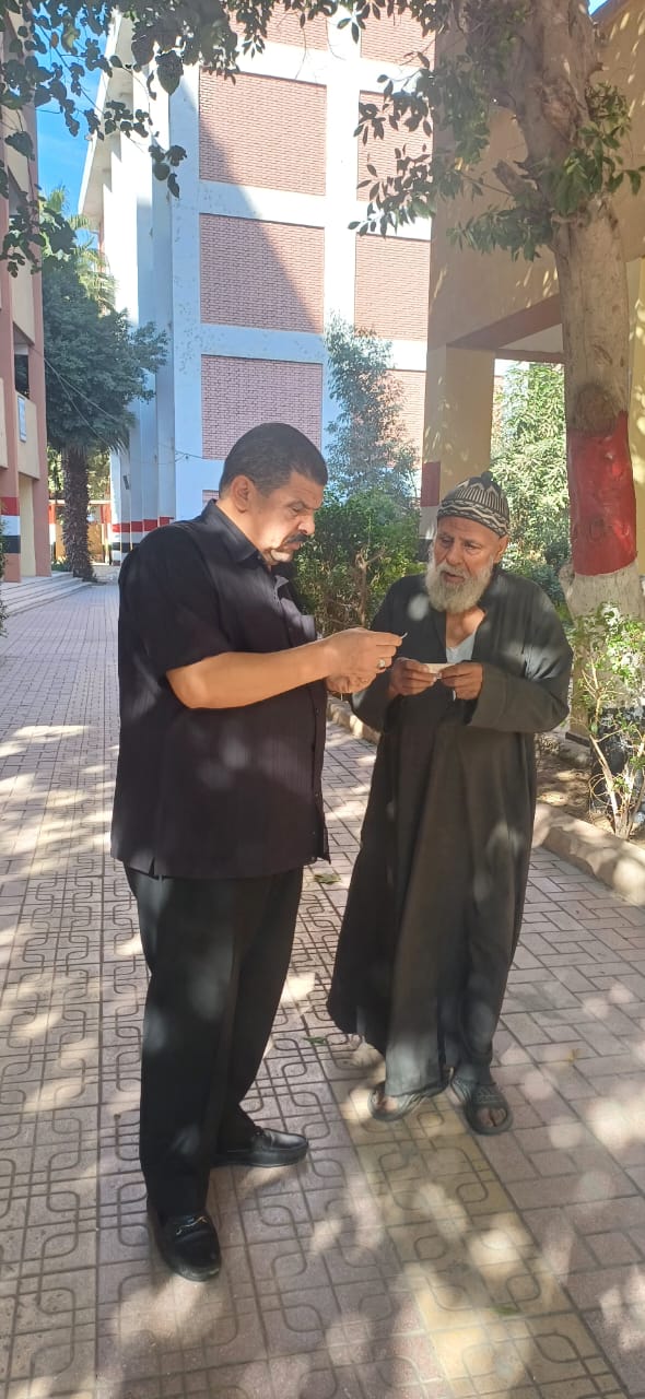 تزايد الإقبال على التصويت فى لجان الانتخاباية فى امبابة (5)