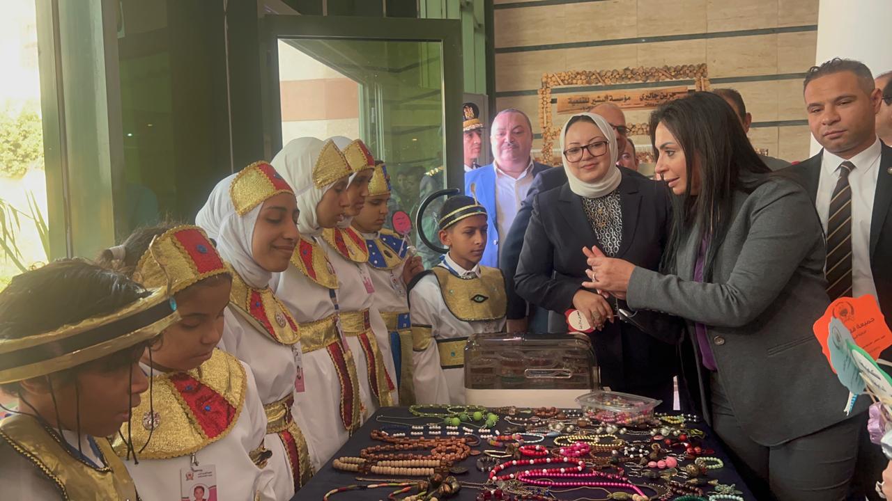 وزيرة التضامن تعجب بمنتجات الاطفال وزيرة التضامن تعجب بمنتجات الاطفال