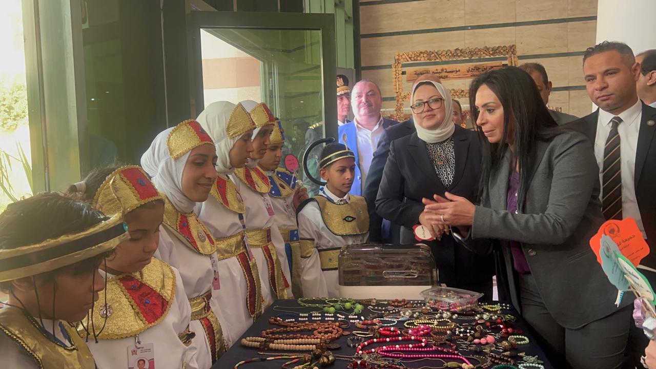 وزيرة التضامن تشتري منتجات الأطفال وزيرة التضامن تشتري منتجات الأطفال