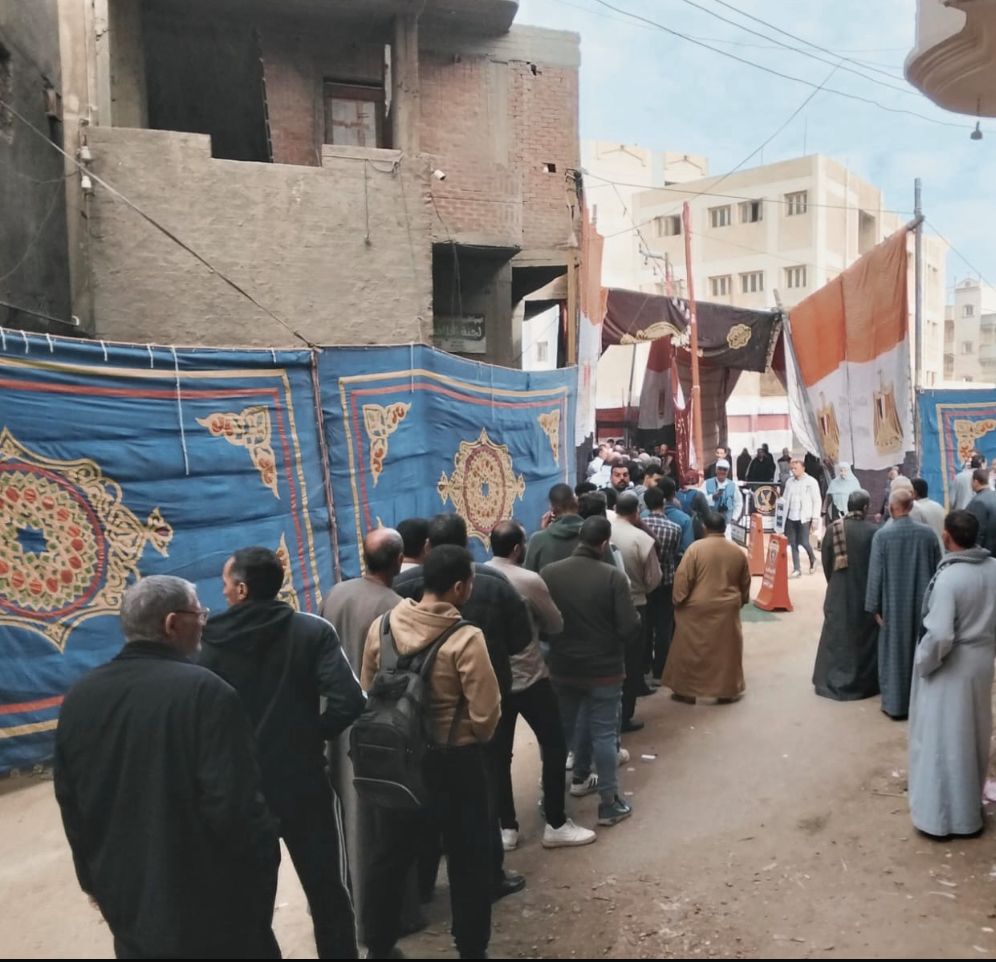 توافد الناخبين على لجان البحيرة للإدلاء بأصواتهم فى انتخابات مجلس النواب  (1)