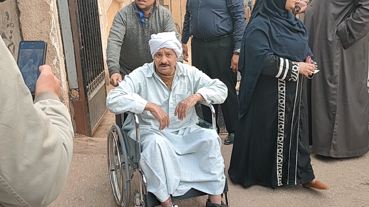 مريض على كرسى متحرك مريض على كرسى متحرك