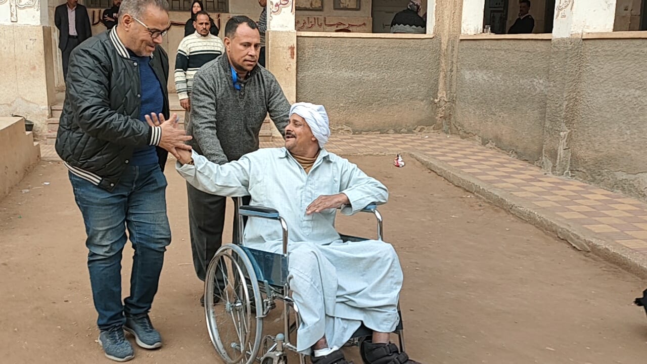 يتقدم بالشكر لمن عاونه يتقدم بالشكر لمن عاونه