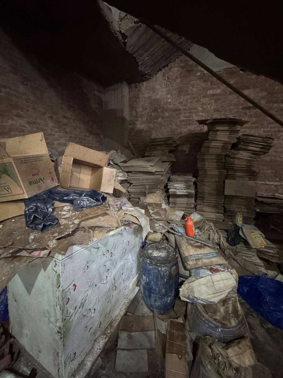 ضبط مصنع بسكويت غير مرخّص داخل مخزن ملوث بالحوامدية (1)