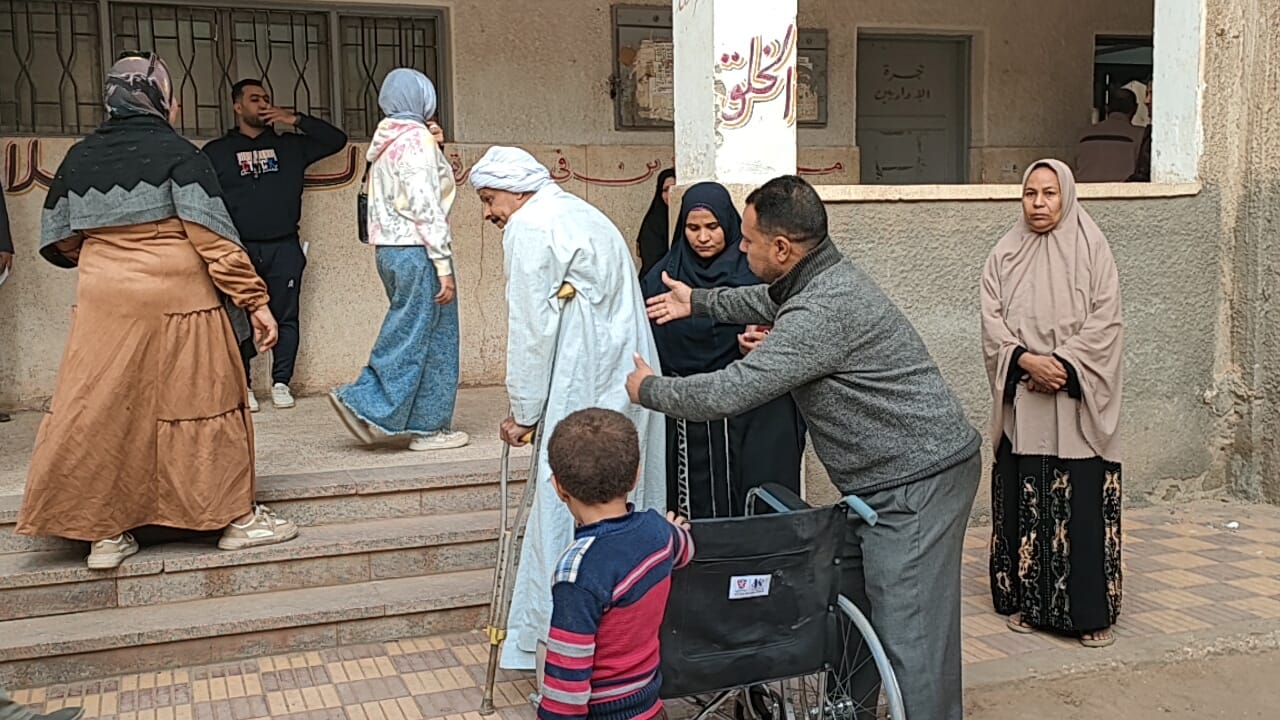 على عكازين فى طريقة للجنة على عكازين فى طريقة للجنة