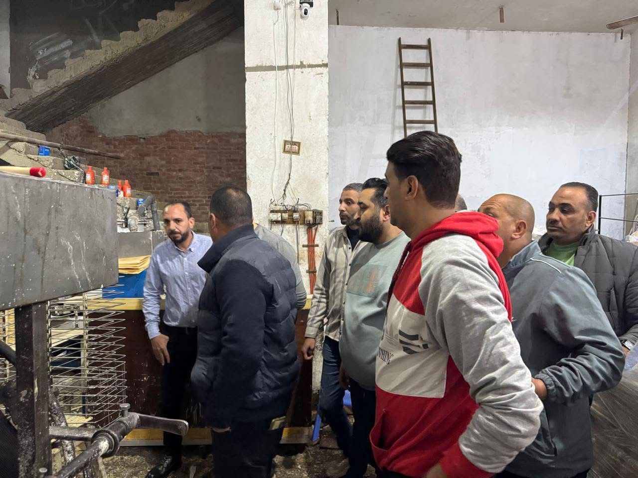 ضبط مصنع بسكويت غير مرخّص داخل مخزن ملوث بالحوامدية (6)