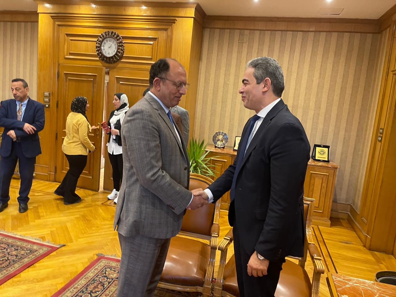 نقيب الإعلاميين خلال محاضرته بجامعة حلوان (6)