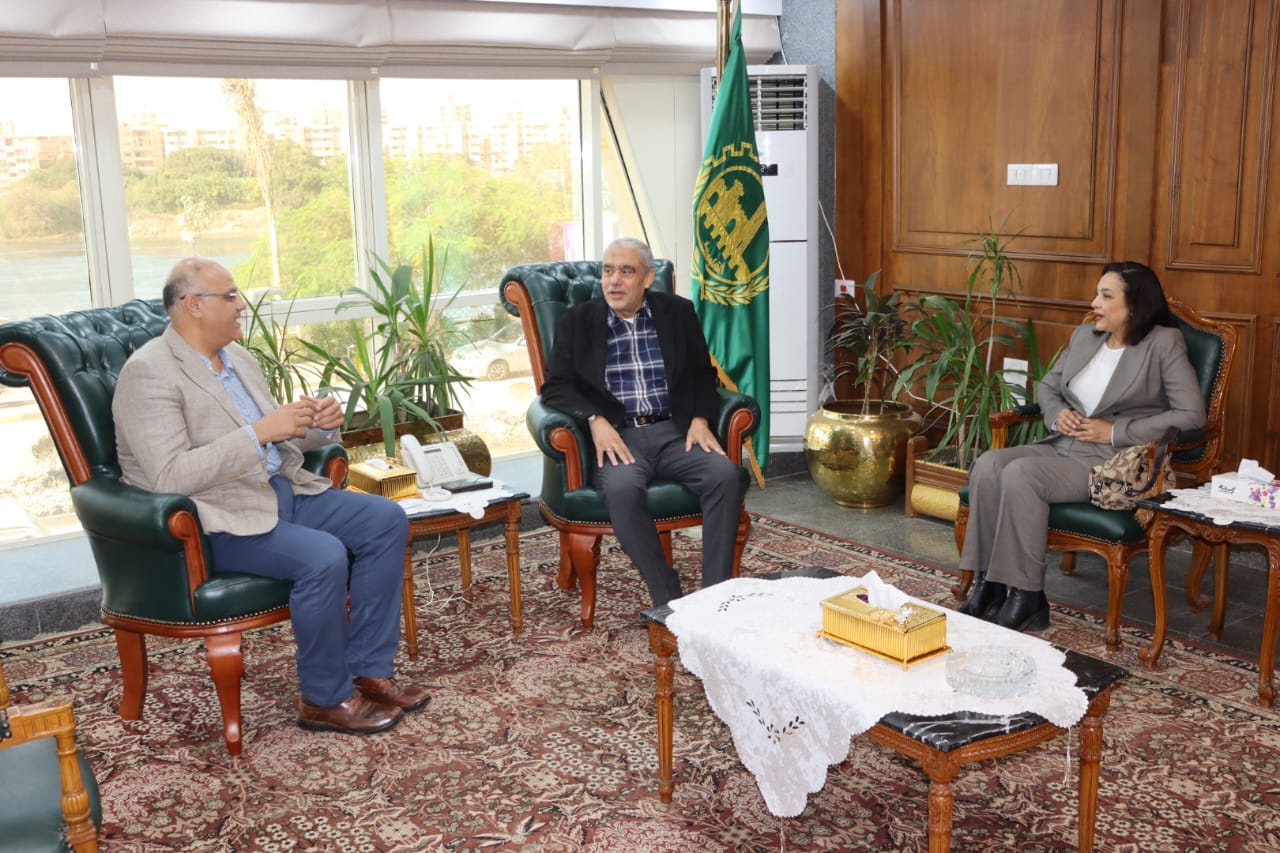 محافظ القليوبية خلال اللقاء محافظ القليوبية خلال اللقاء