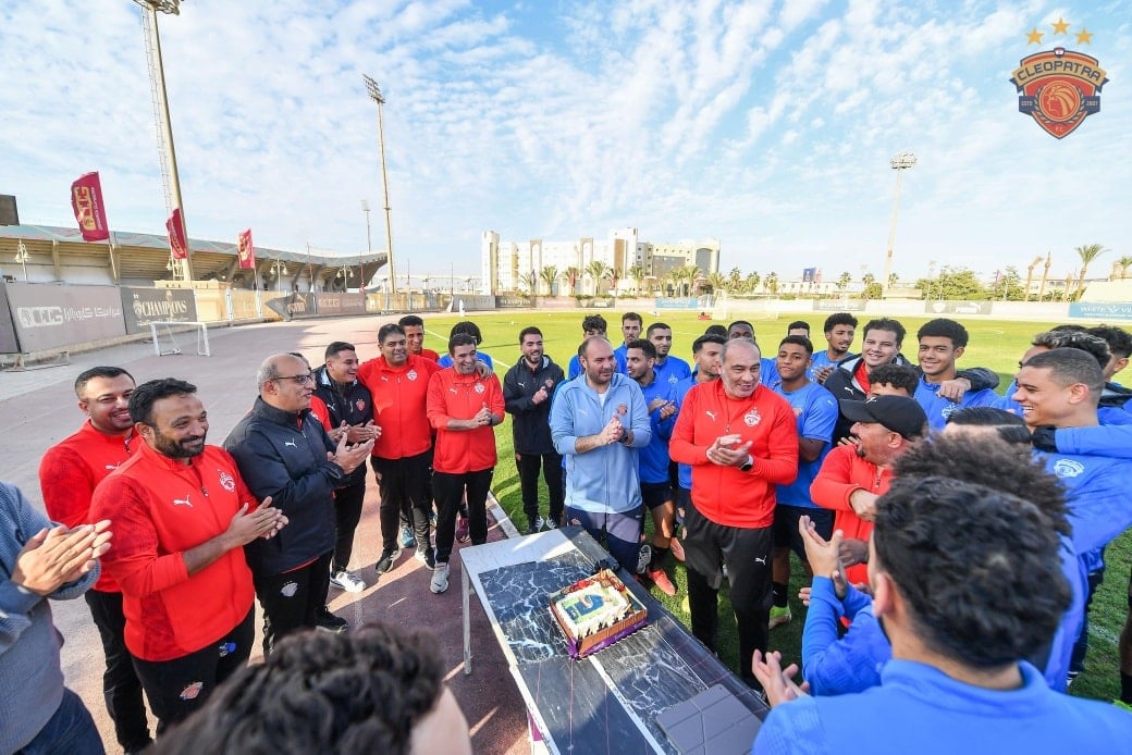 لاعبو سيراميكا فى وصلة ضحك مع على ماهر