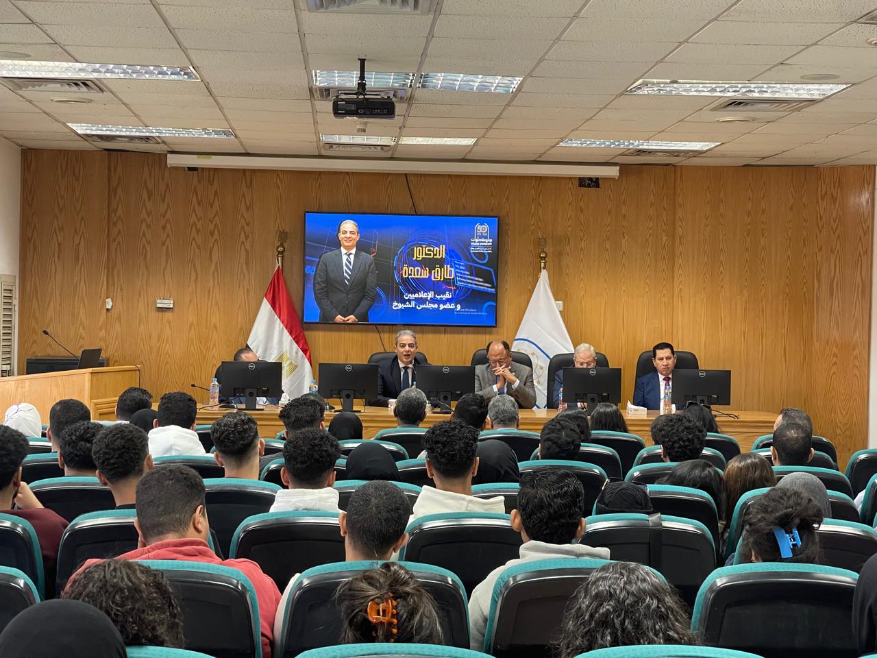 نقيب الإعلاميين خلال محاضرته بجامعة حلوان (10)