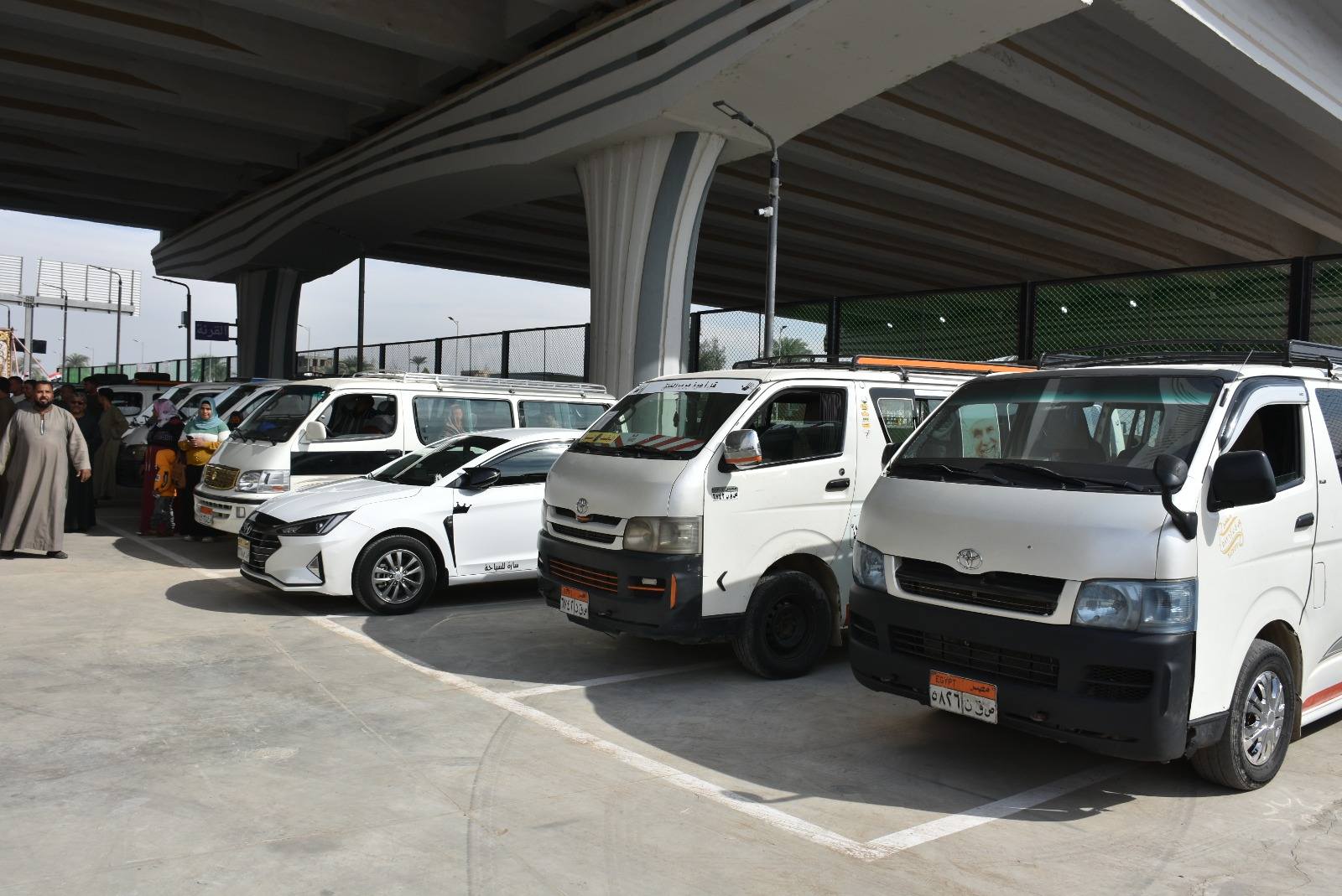 موقف سيارات القرنة أسفل محور سمير فرج لخدمة 4 خطوط سير رئيسية موقف سيارات القرنة أسفل محور سمير فرج لخدمة 4 خطوط سير رئيسية