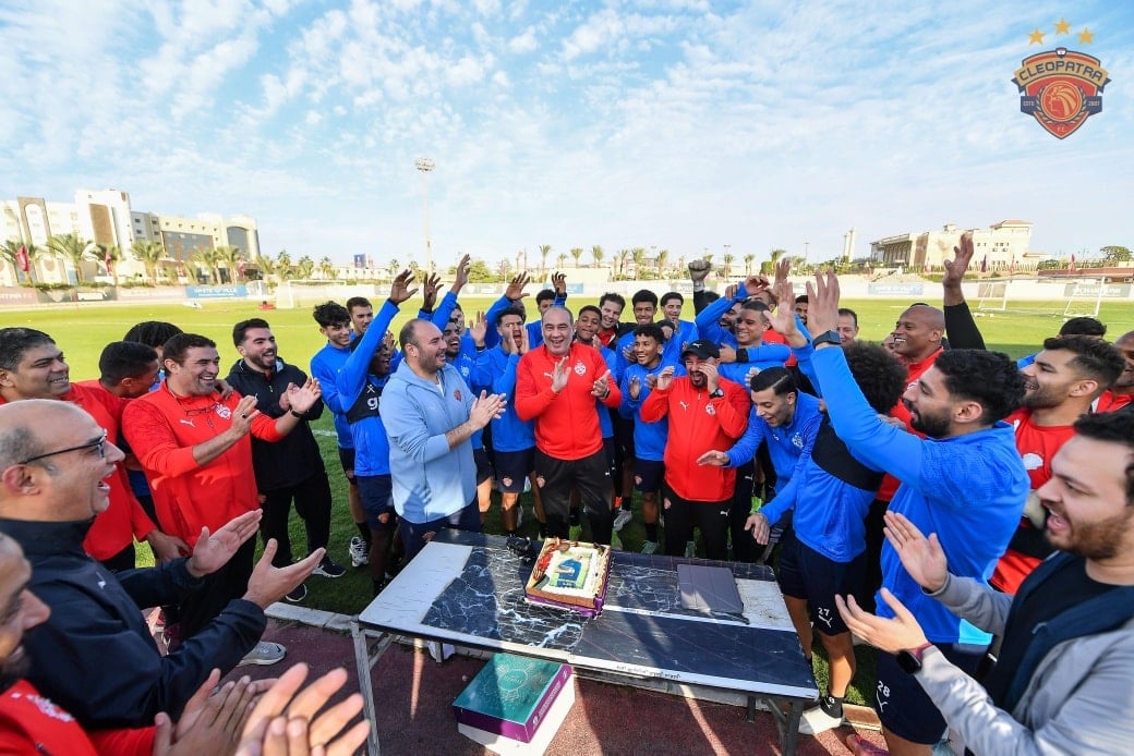 احتفال خاص من لاعبى سيراميكا لعلى ماهر