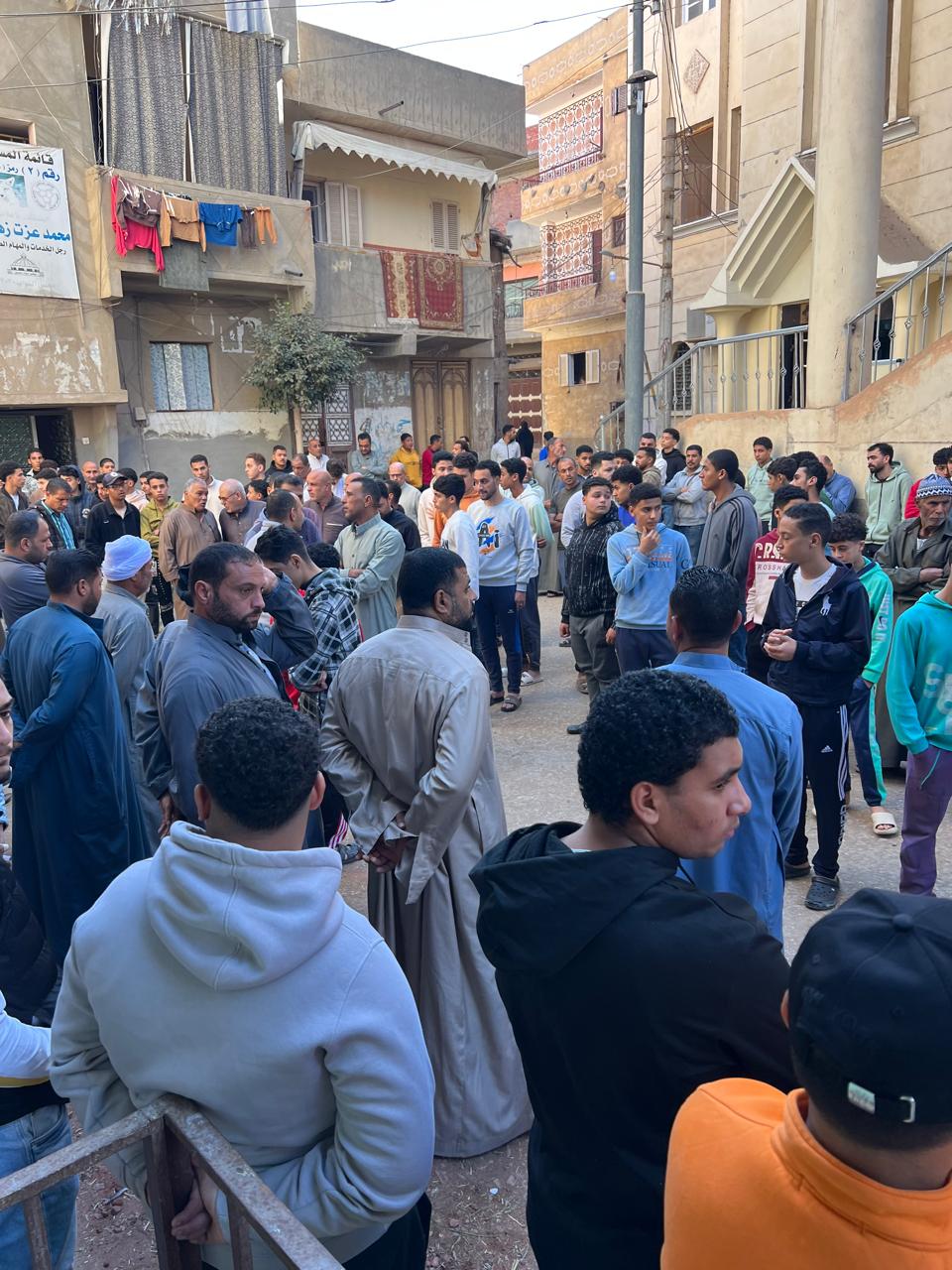 جانب من تجمع اهل القرية